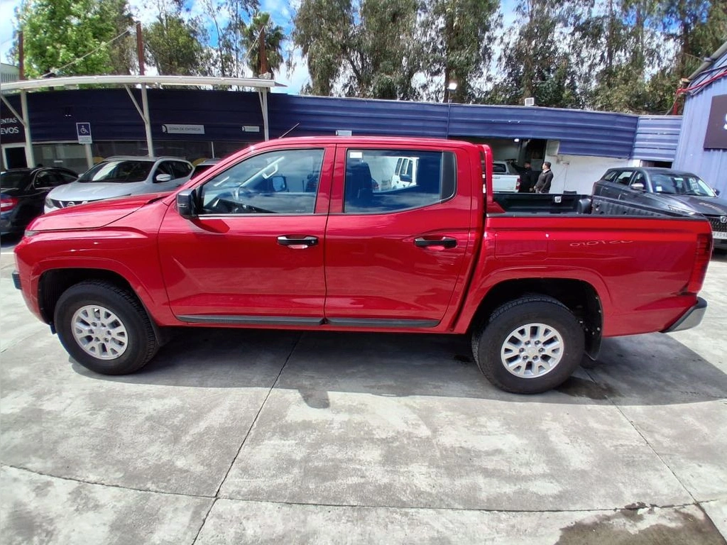 Mitsubishi L200 2.4 Katana Crt Diesel Dob. Cab. 4x4 Mt 4p año 2024