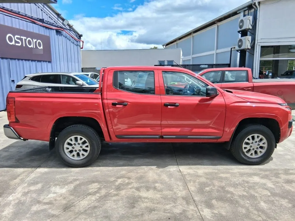 Mitsubishi L200 2.4 Katana Crt Diesel Dob. Cab. 4x4 Mt 4p año 2024