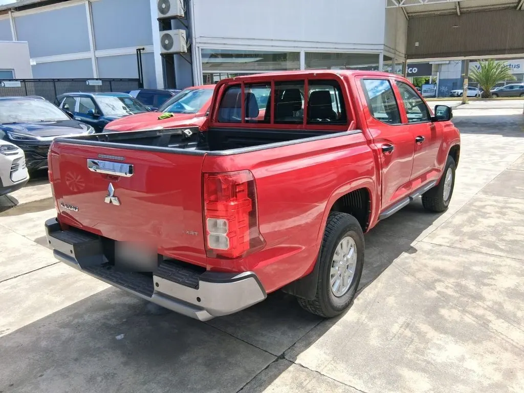 Mitsubishi L200 2.4 Katana Crt Diesel Dob. Cab. 4x4 Mt 4p año 2024