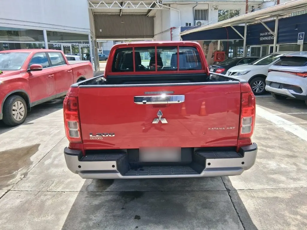 Mitsubishi L200 2.4 Katana Crt Diesel Dob. Cab. 4x4 Mt 4p año 2024
