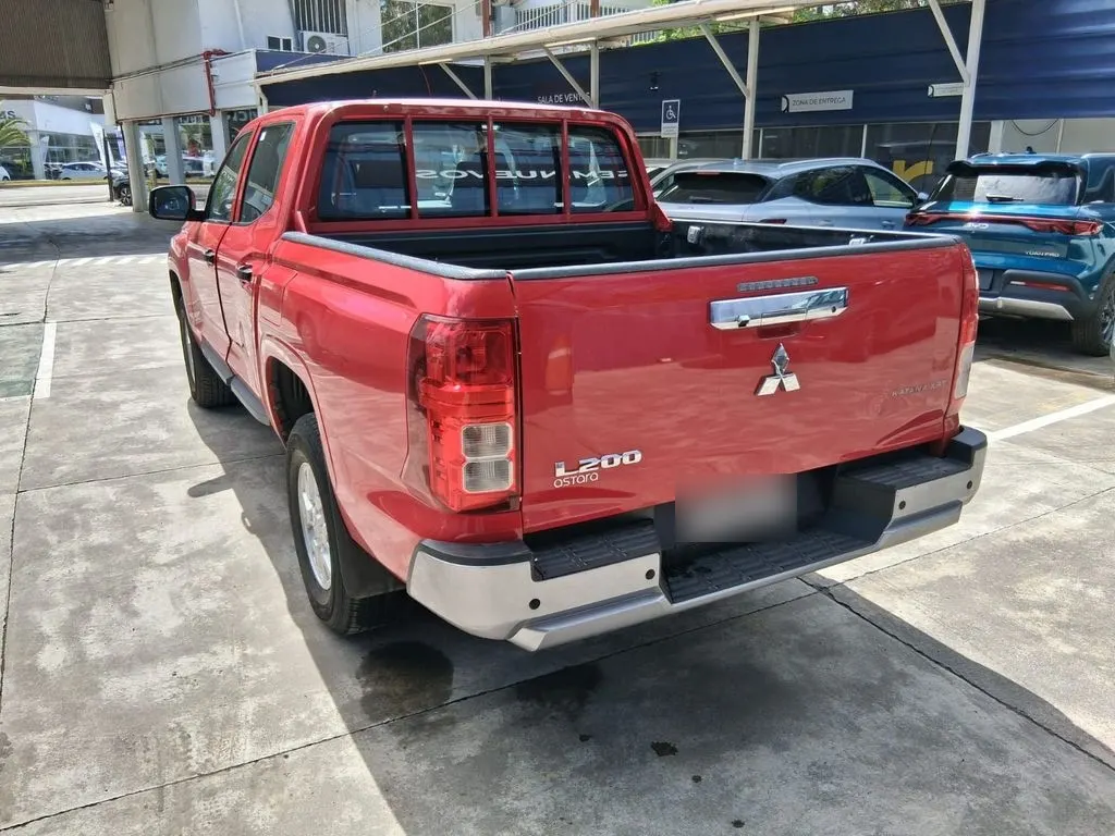 Mitsubishi L200 2.4 Katana Crt Diesel Dob. Cab. 4x4 Mt 4p año 2024