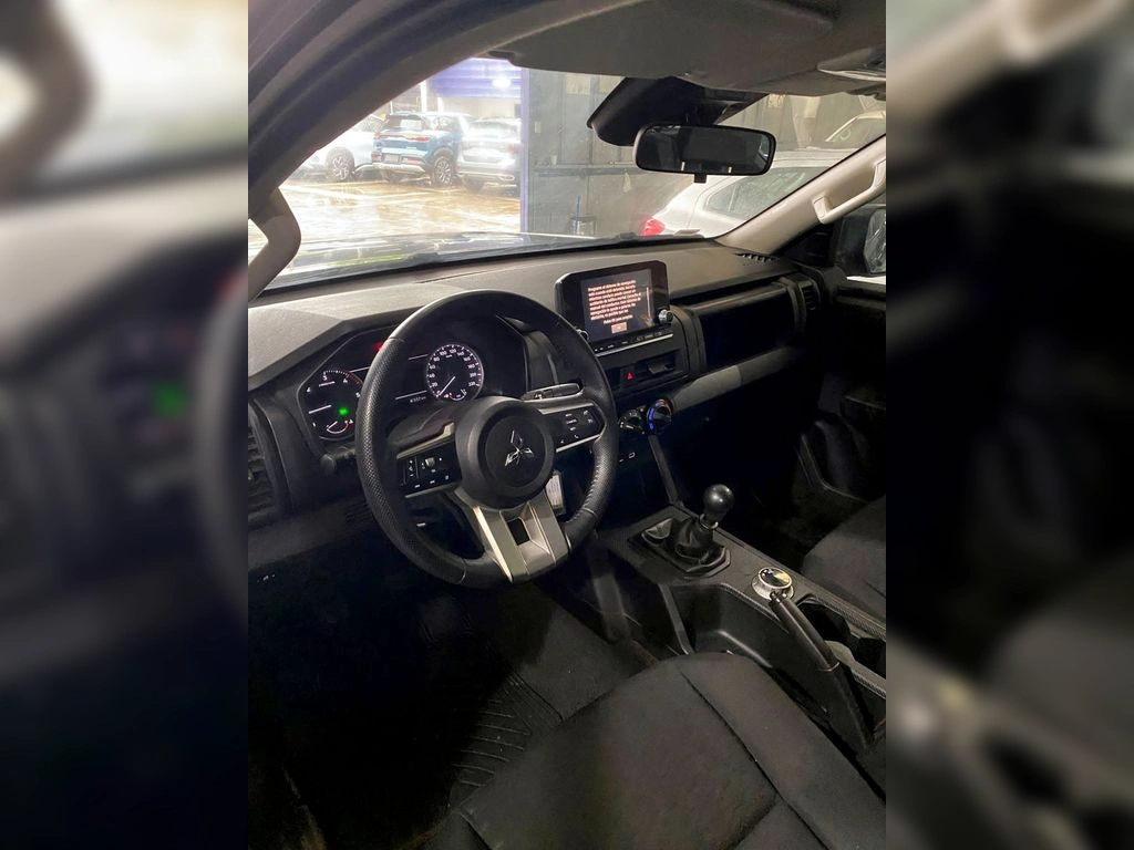 Mitsubishi L200 2.4 Katana Crt Diesel Dob. Cab. 4x4 Mt 4p año 2024