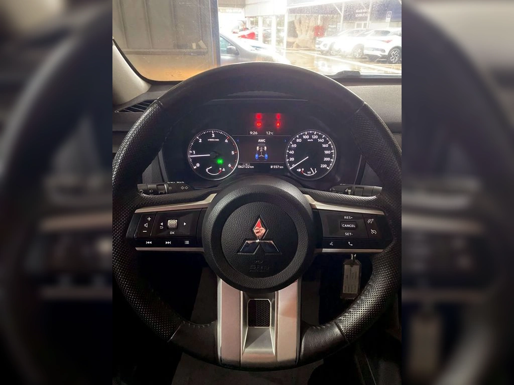 Mitsubishi L200 2.4 Katana Crt Diesel Dob. Cab. 4x4 Mt 4p año 2024