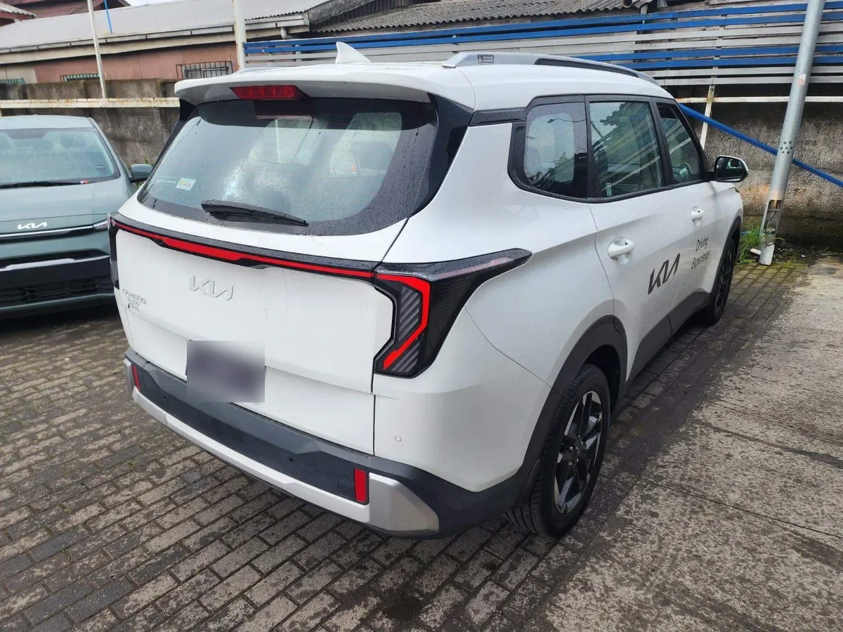 Kia Carens 1.5t Ex 4x2 7dct At 5p año 2026