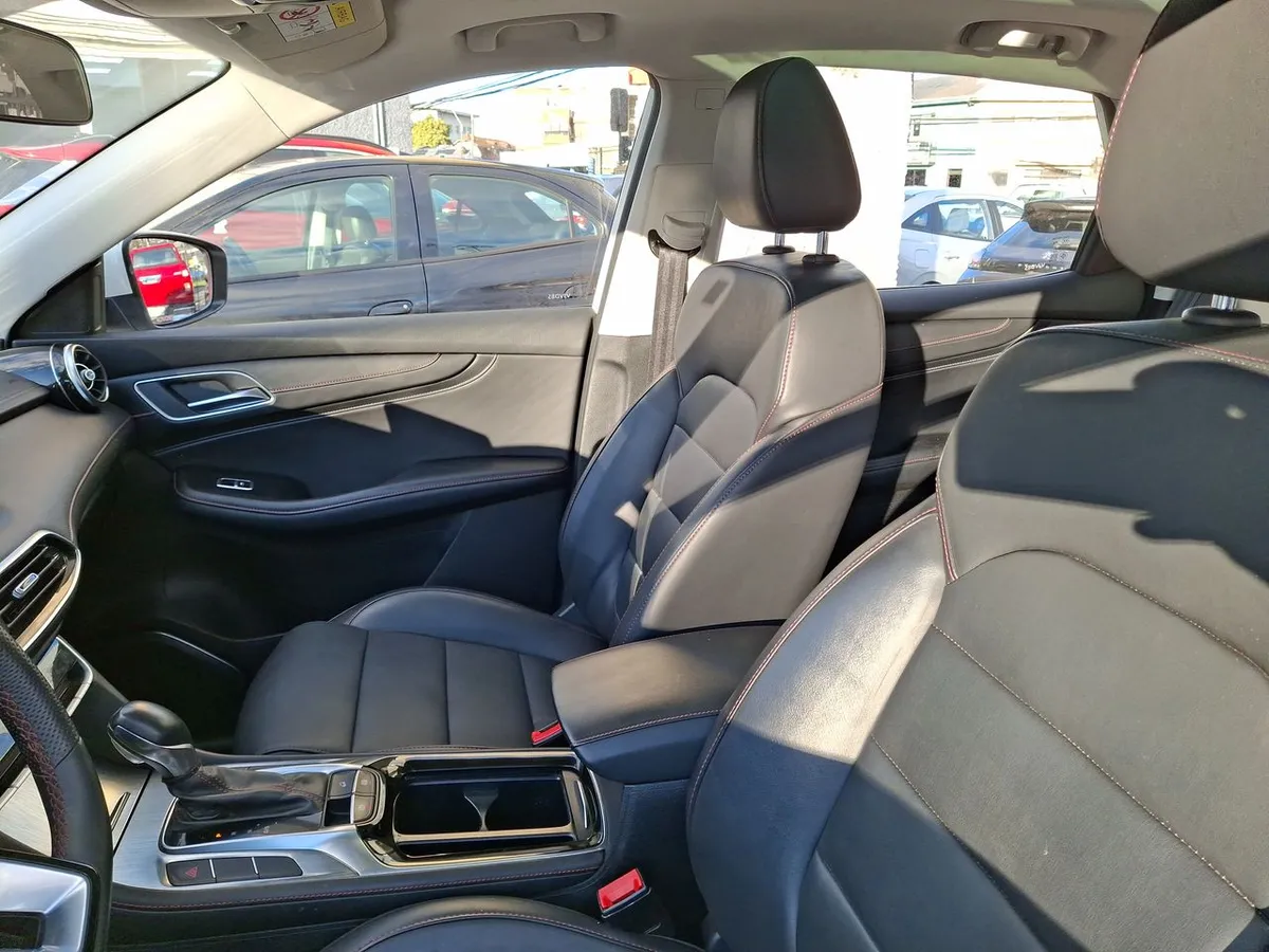 MG Hs 1.5t Dlx 2wd Dct At 5p año 2026
