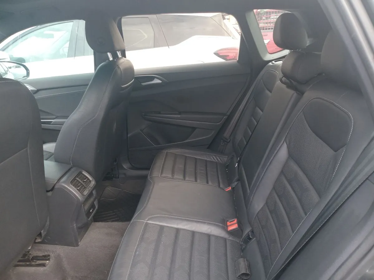 Volkswagen Taos 1.4 Tsi Highline 4x2 At 5p año 2022