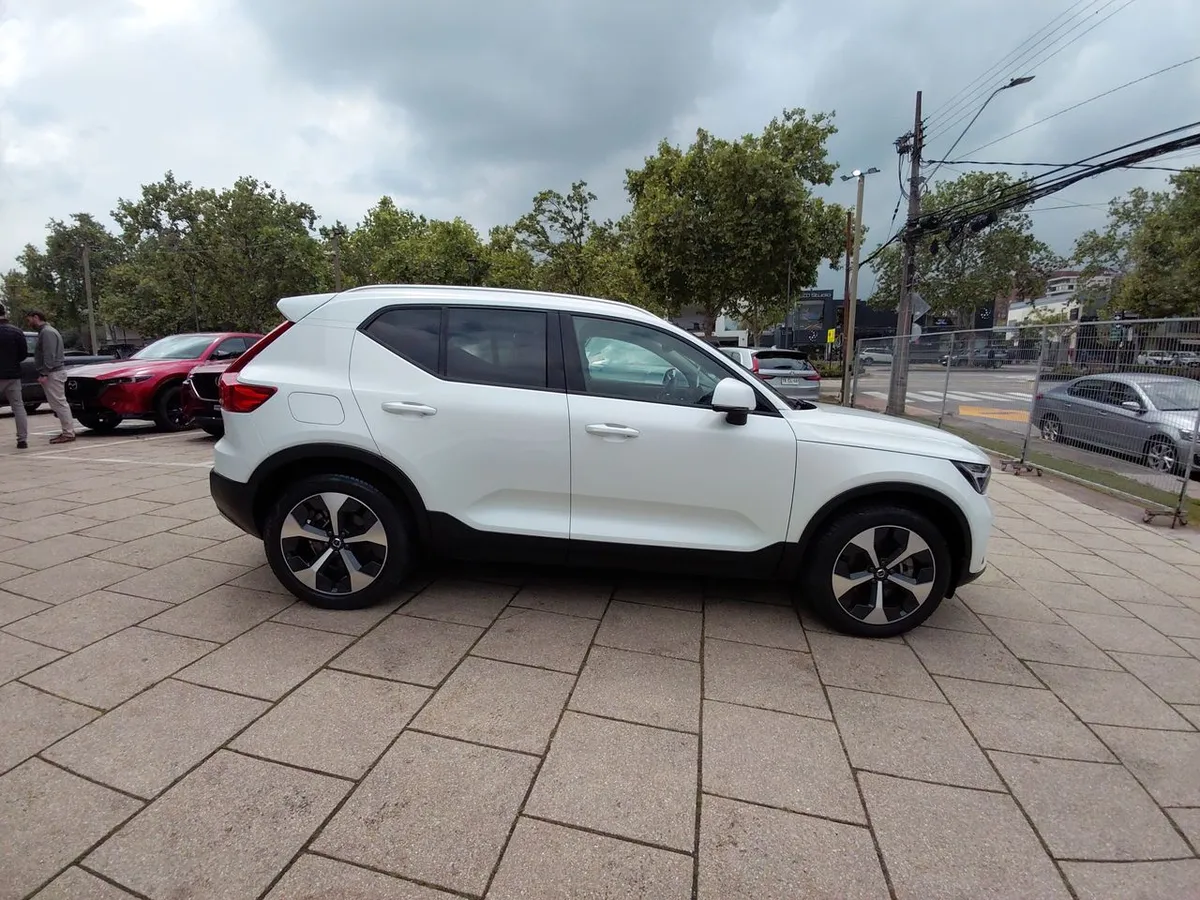 Volvo Xc40 2.0 B4 Plus Hibrido Fwd At 5p año 2024