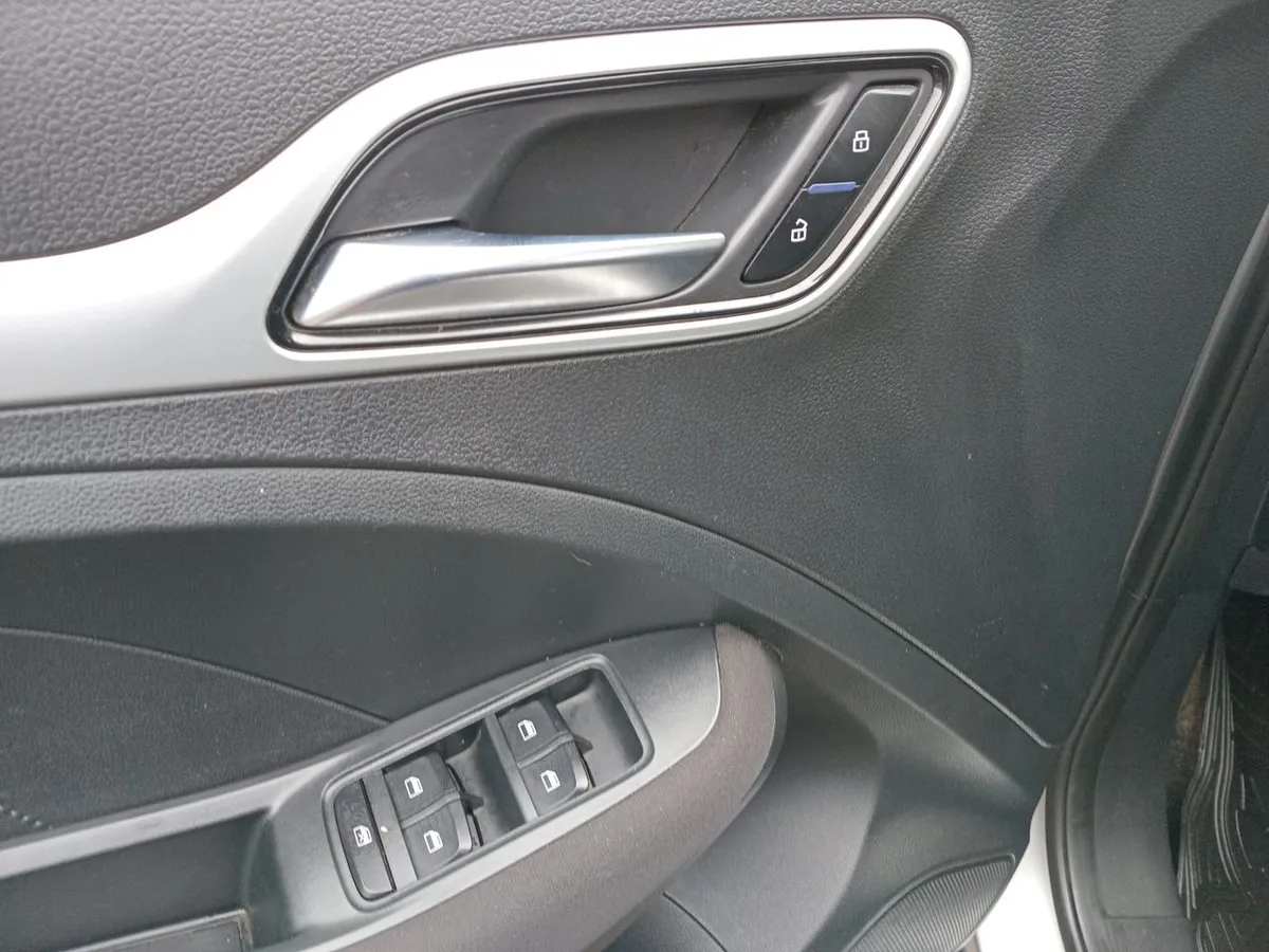 MG Mg Zs 1.5 Std Plus 2wd Mt 5p año 2025
