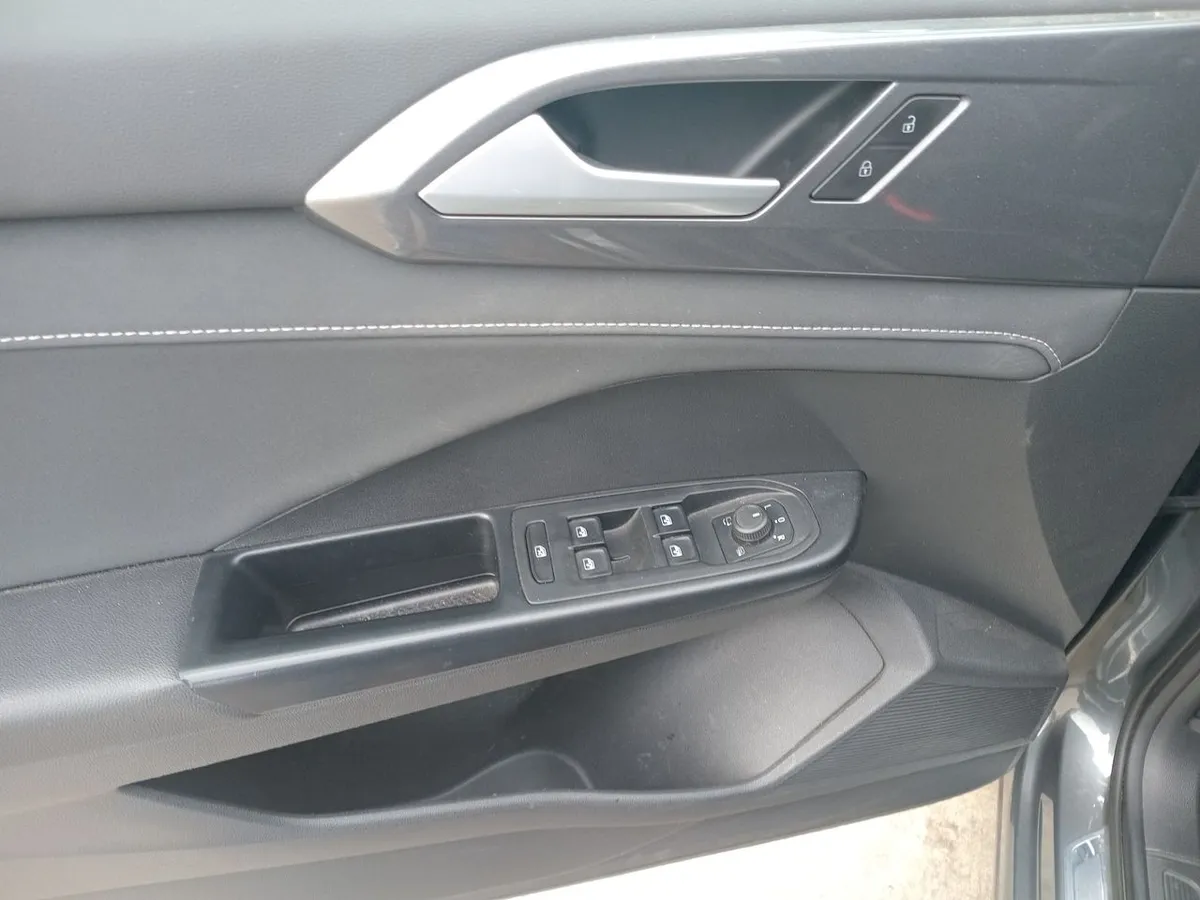 Volkswagen Taos 1.4 Tsi Highline 4x2 At 5p año 2022