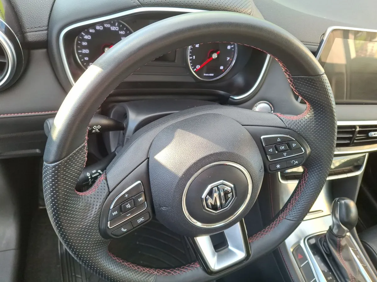 MG Hs 1.5t Dlx 2wd Dct At 5p año 2026