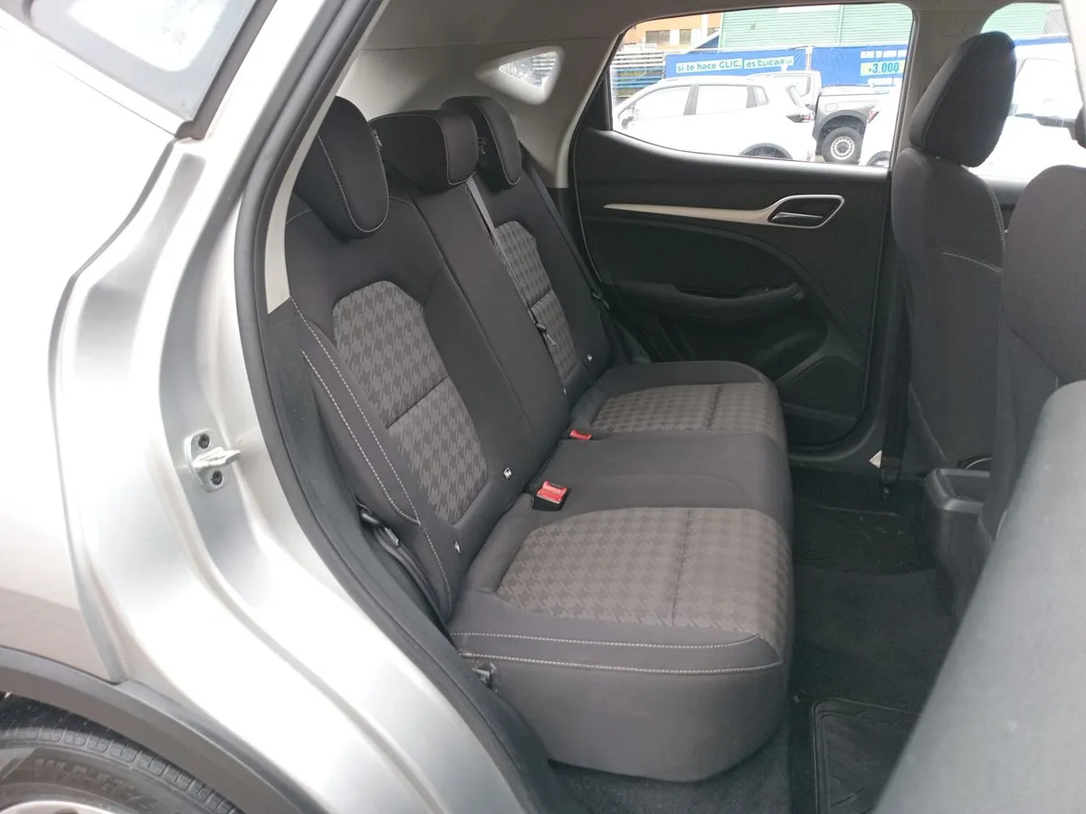 MG Mg Zs 1.5 Std Plus 2wd Mt 5p año 2025