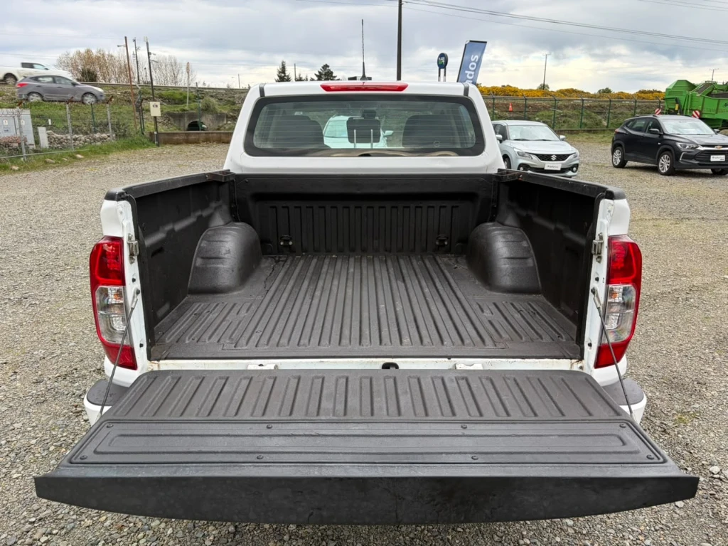 Nissan Navara D Cab 4x4 2.3 At año 2023