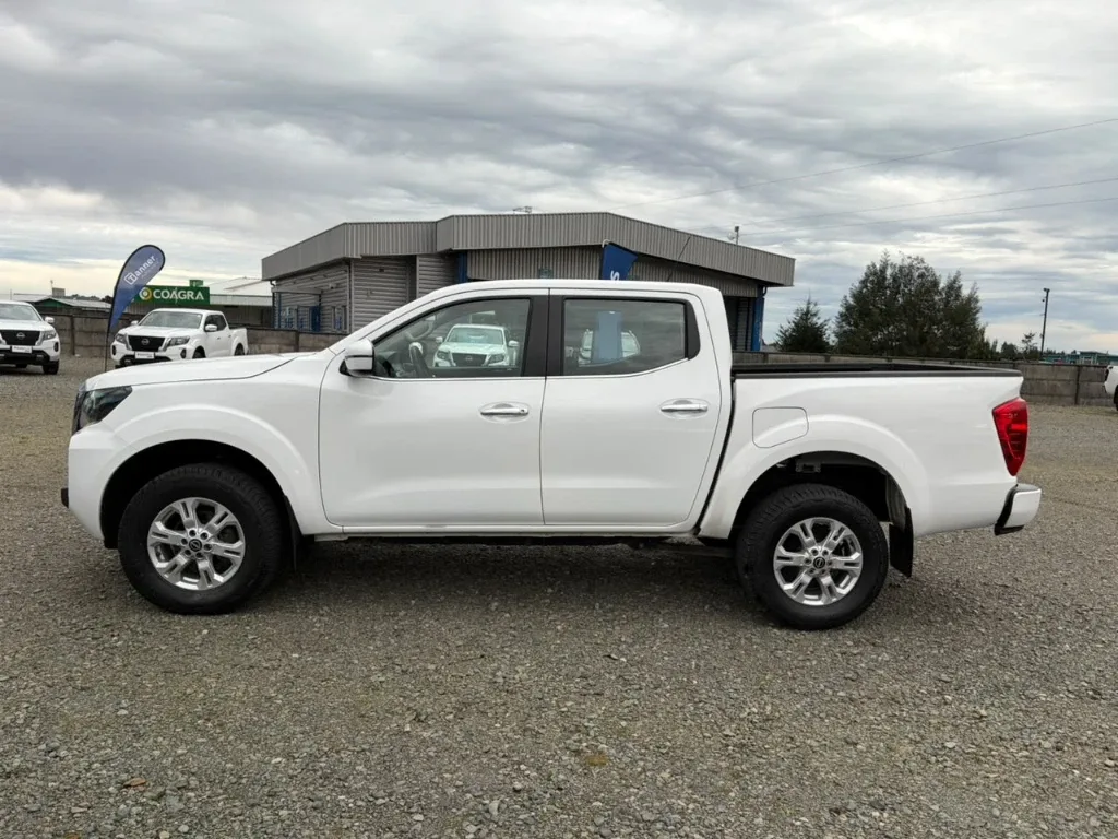 Nissan Navara D Cab 4x4 2.3 At año 2023