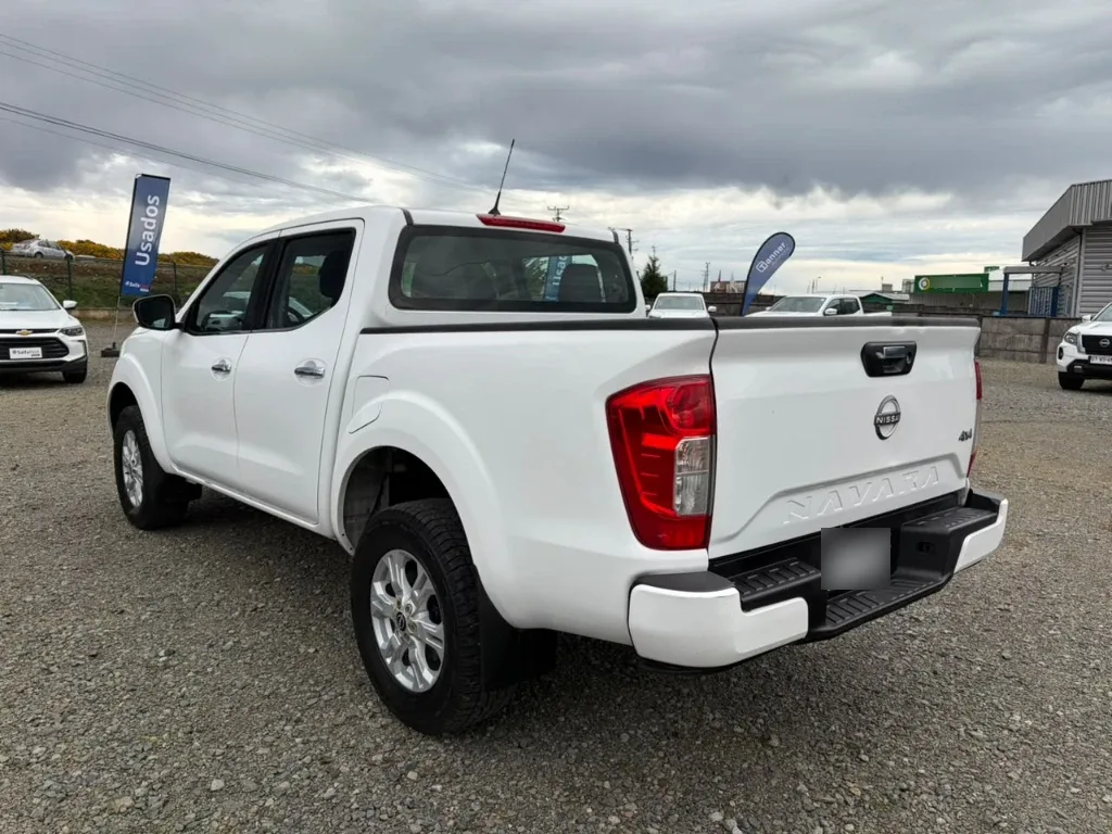 Nissan Navara D Cab 4x4 2.3 At año 2023