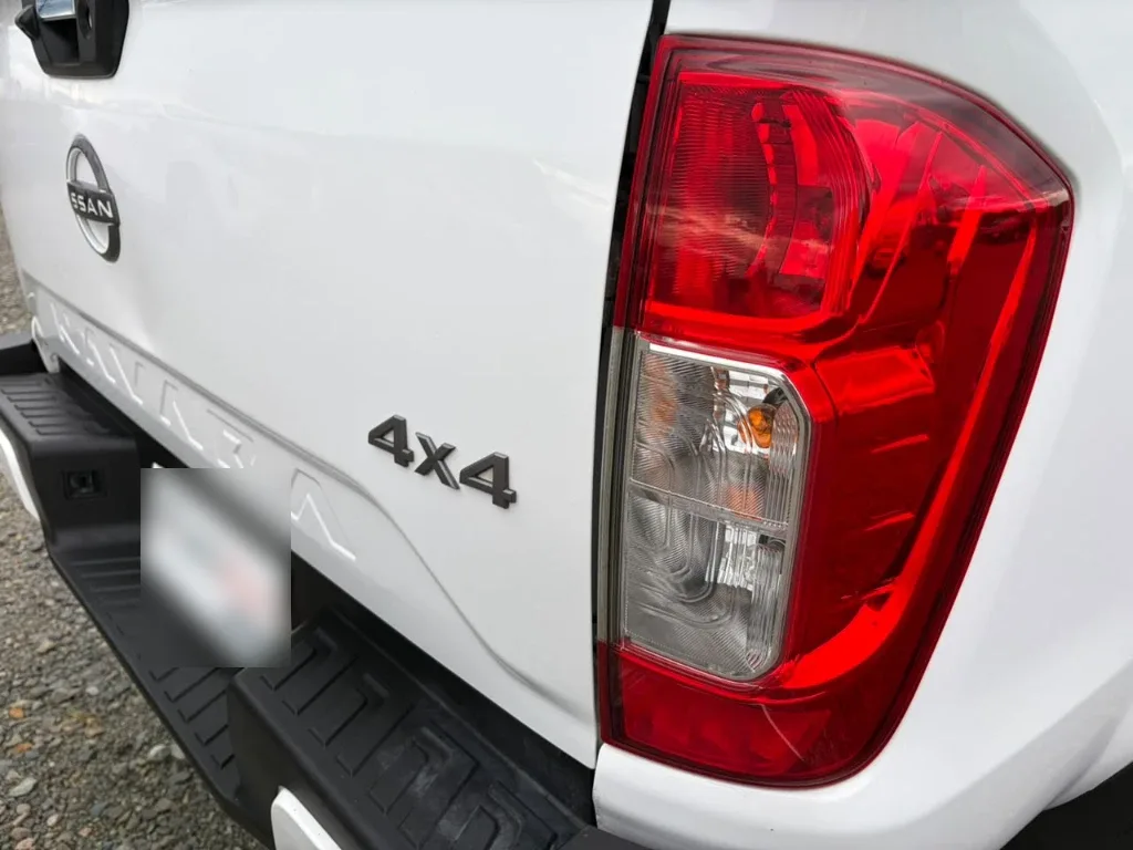 Nissan Navara D Cab 4x4 2.3 At año 2023