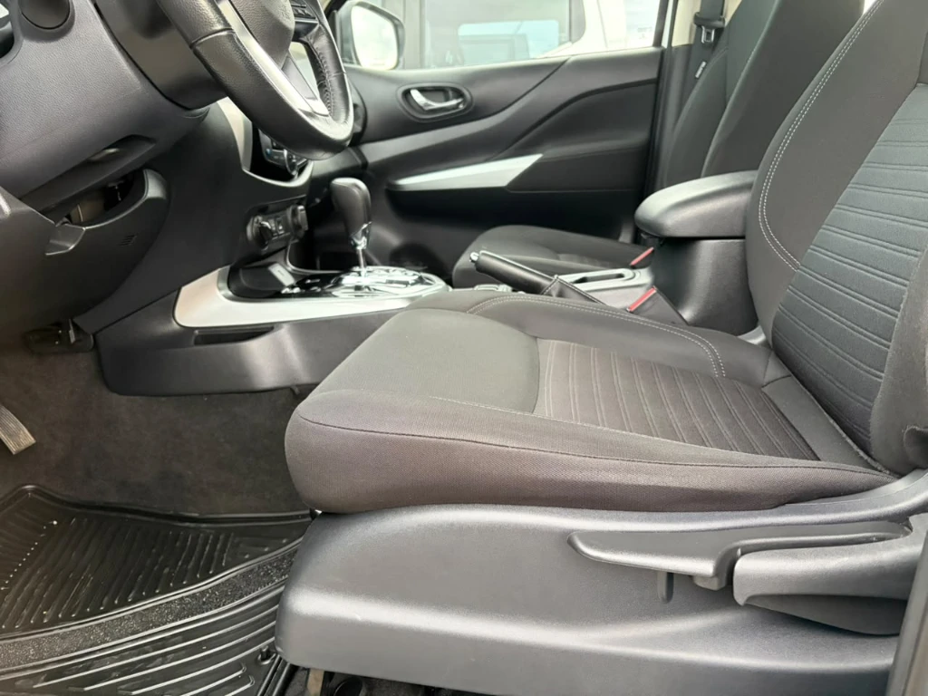 Nissan Navara D Cab 4x4 2.3 At año 2023