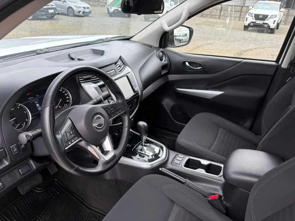 Nissan Navara D Cab 4x4 2.3 At año 2023