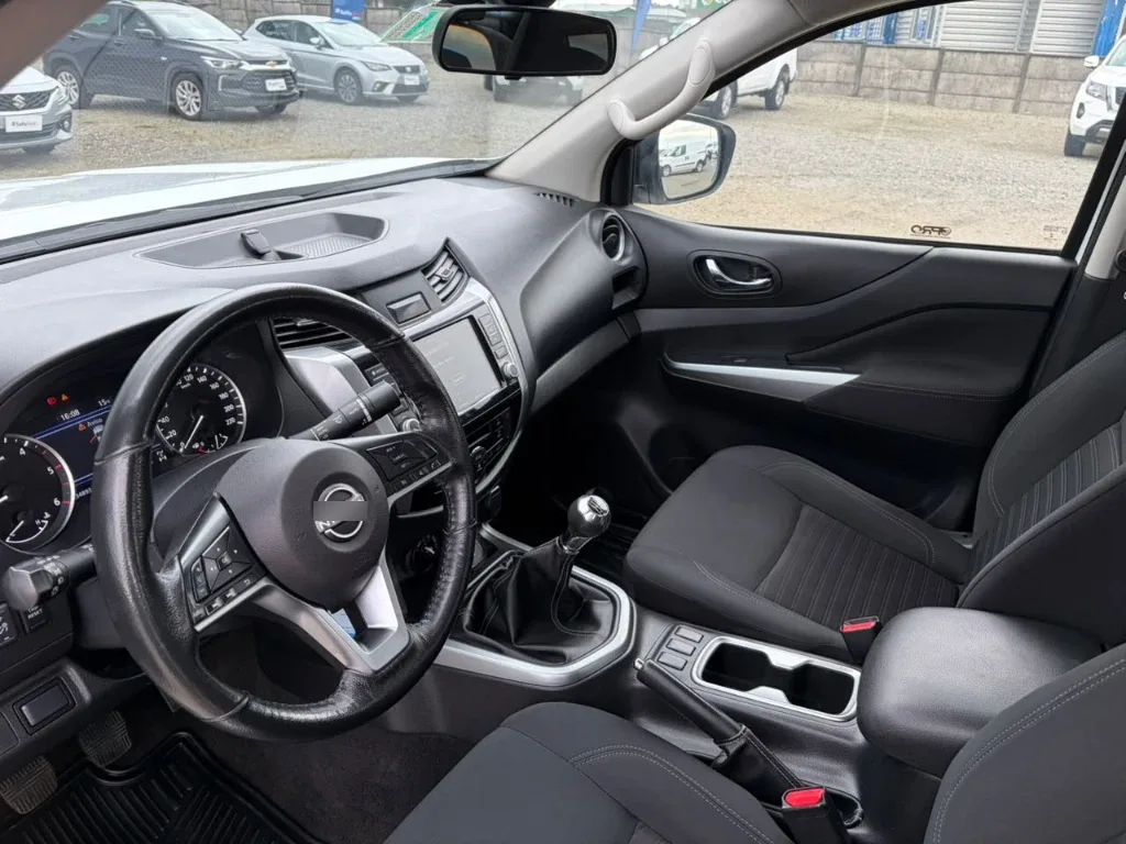 Nissan Navara D Cab Mt 4x4 2.3 año 2023