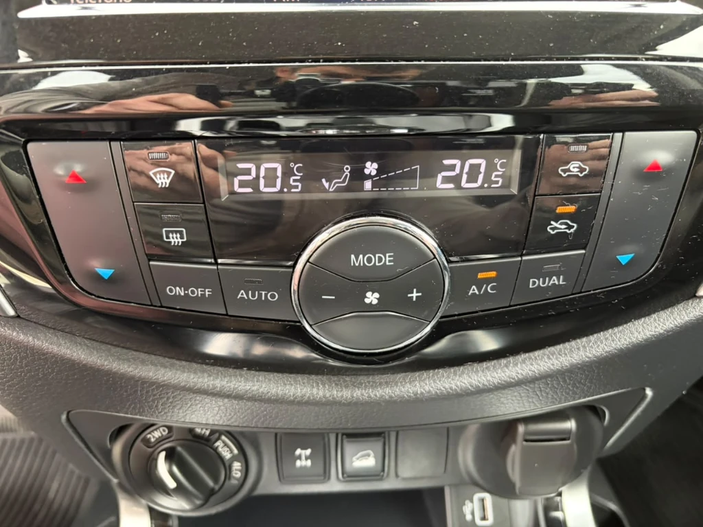 Nissan Navara D Cab 4x4 2.3 At año 2023