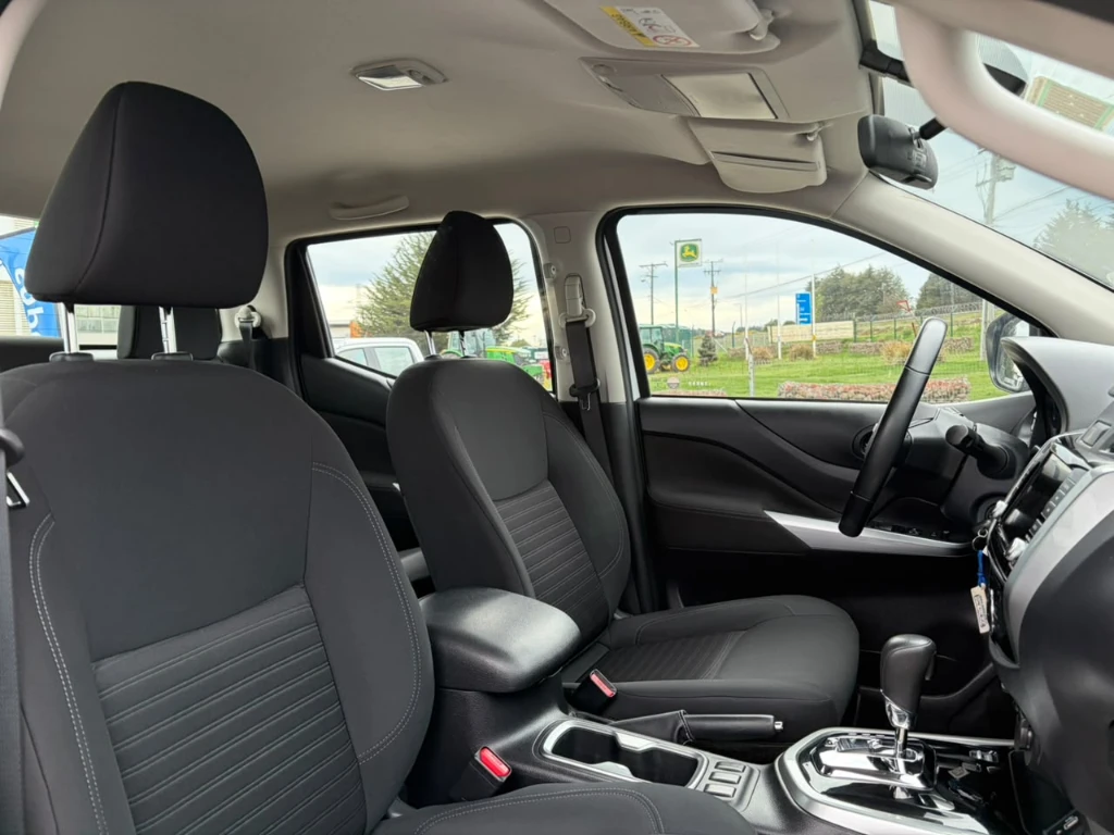 Nissan Navara D Cab 4x4 2.3 At año 2023