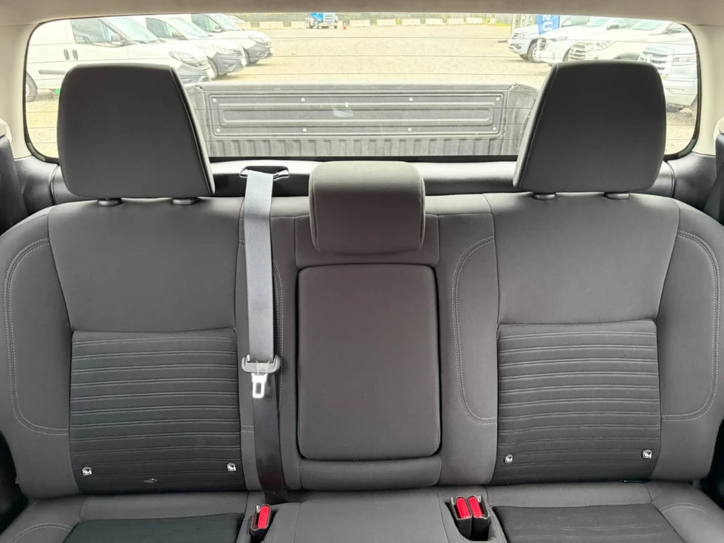 Nissan Navara D Cab 4x4 2.3 At año 2023