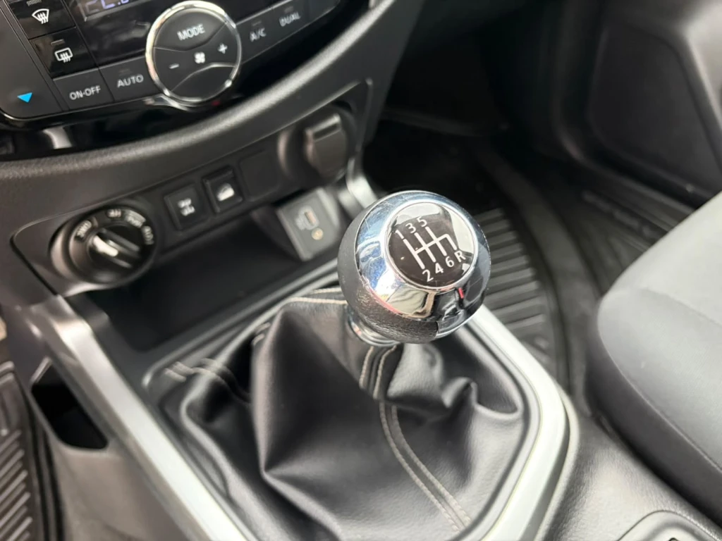 Nissan Navara D Cab Mt 4x4 2.3 año 2023