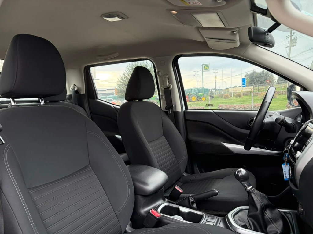 Nissan Navara D Cab Mt 4x4 2.3 año 2023