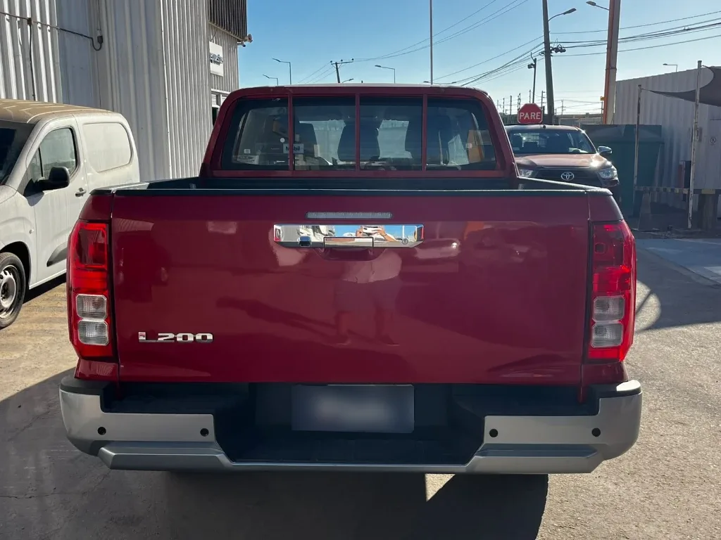 Mitsubishi L200 Katana D/c 2.4 Tdi Mt Xrt 4x4 año 2023