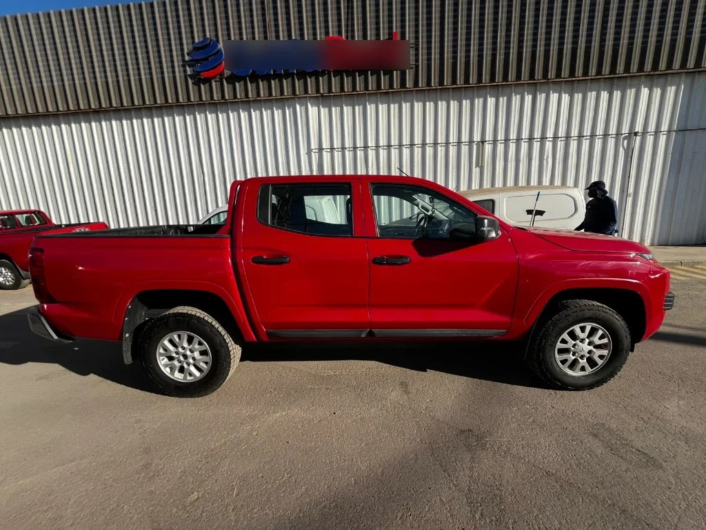 Mitsubishi L200 Katana D/c 2.4 Tdi Mt Xrt 4x4 año 2023