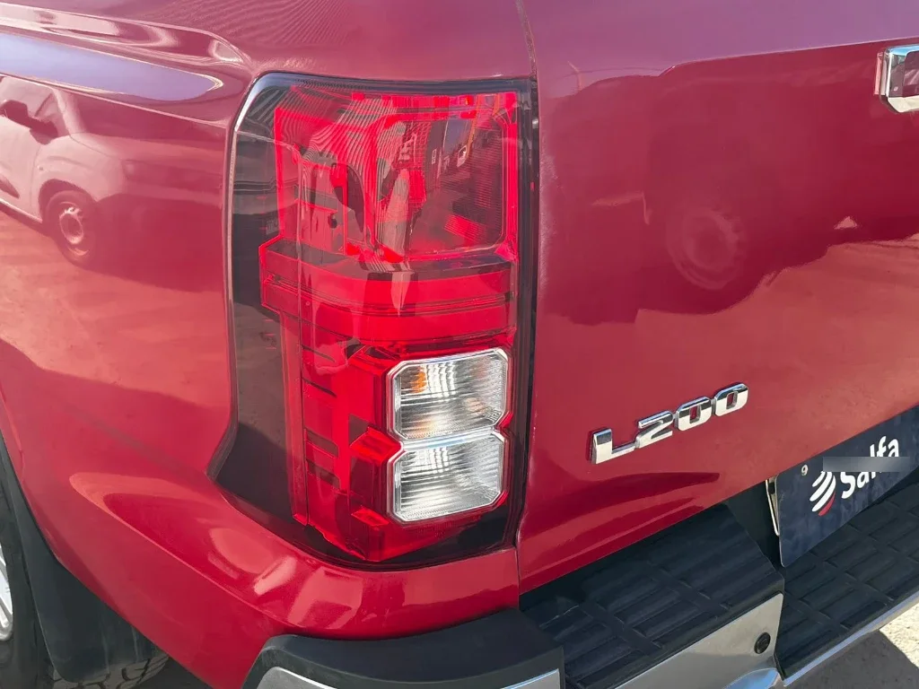 Mitsubishi L200 Katana D/c 2.4 Tdi Mt Xrt 4x4 año 2023