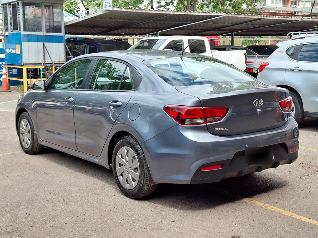 Kia Rio 4 Lx 1.4l 6mt Ac año 2020