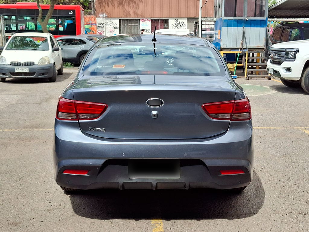 Kia Rio 4 Lx 1.4l 6mt Ac año 2020
