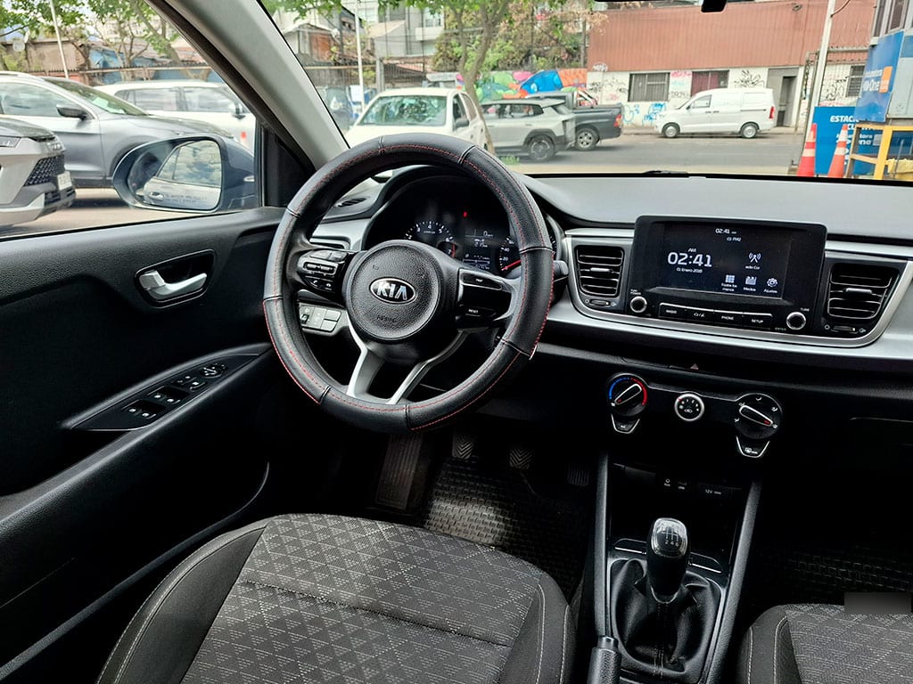 Kia Rio 4 Lx 1.4l 6mt Ac año 2020