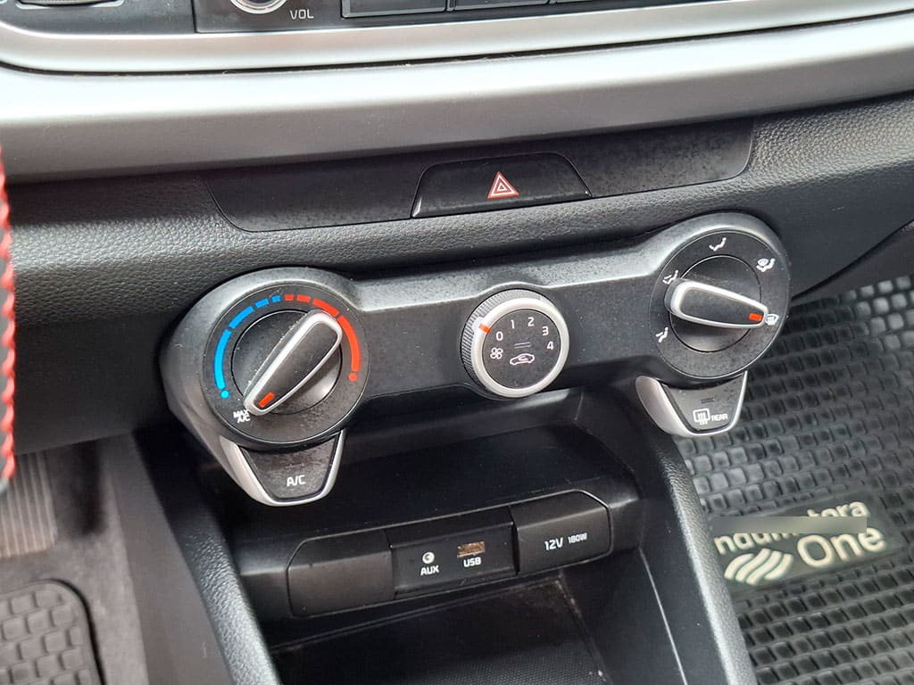 Kia Rio 4 Lx 1.4l 6mt Ac año 2020