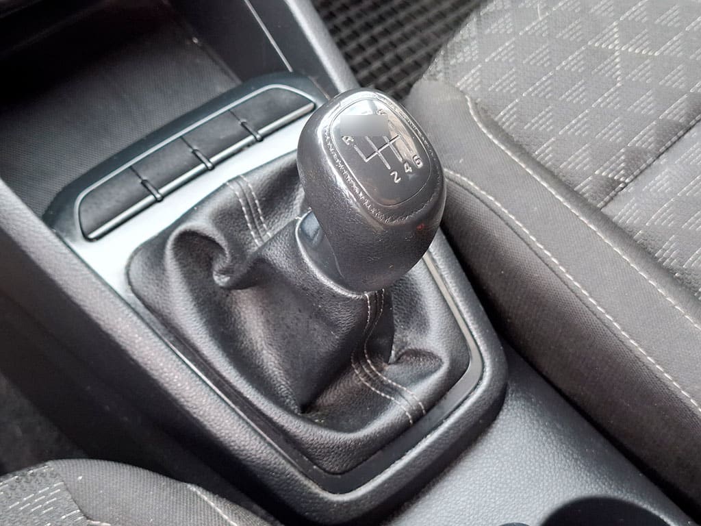 Kia Rio 4 Lx 1.4l 6mt Ac año 2020