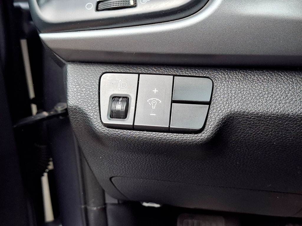 Kia Rio 4 Lx 1.4l 6mt Ac año 2020