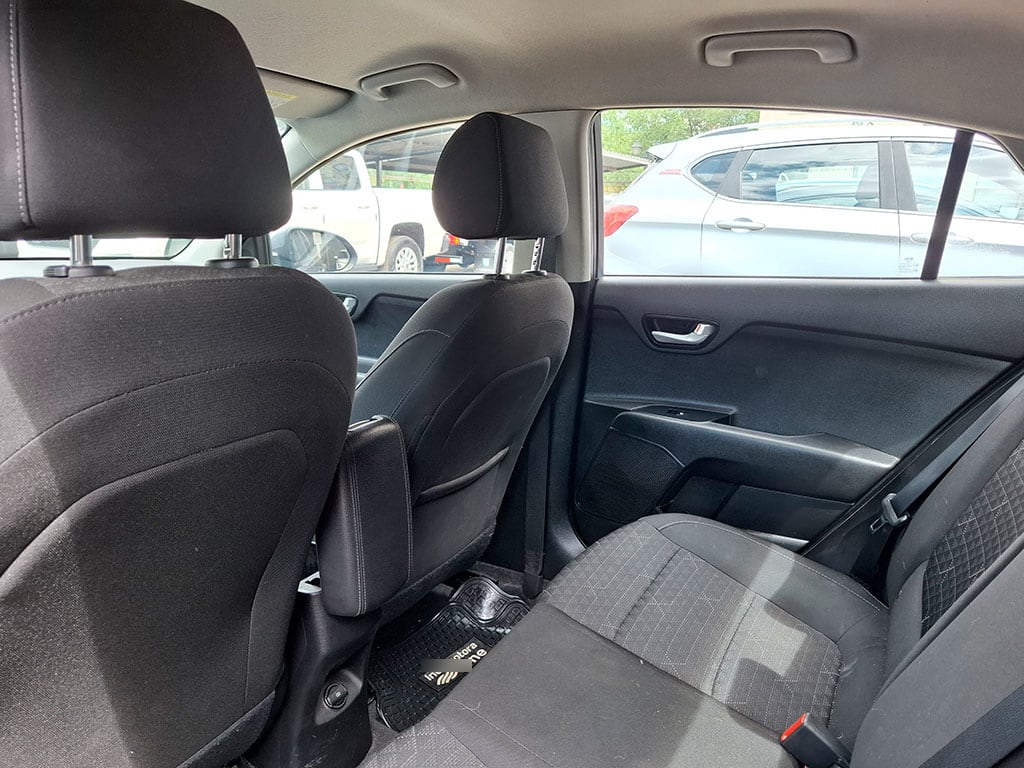 Kia Rio 4 Lx 1.4l 6mt Ac año 2020