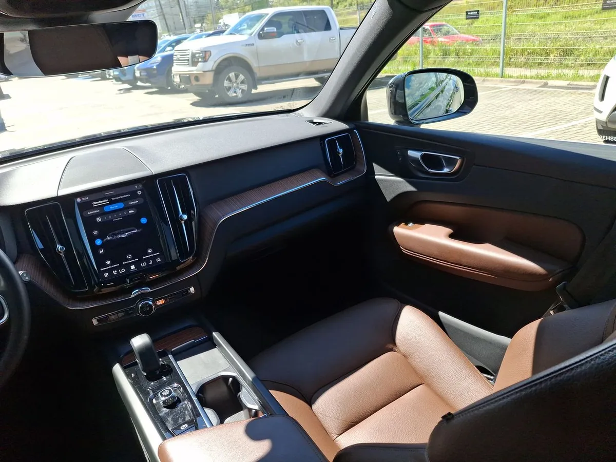 Volvo Xc60 2.0 T8 Recharge Plus Hybrid Awd At 5p año 2025