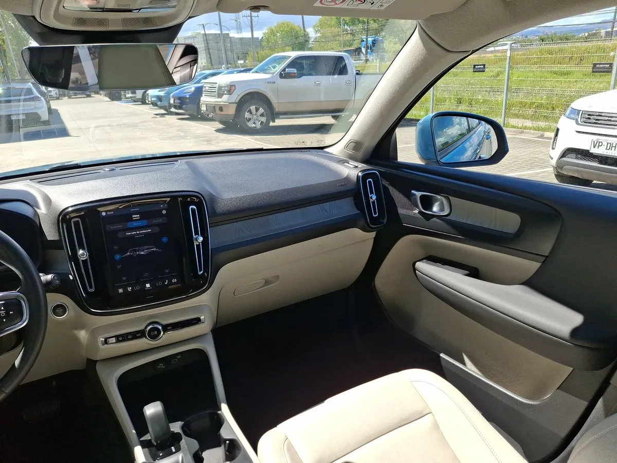 Volvo Xc40 2.0 B4 Plus Hibrido Fwd 4x2 At 5p año 2025