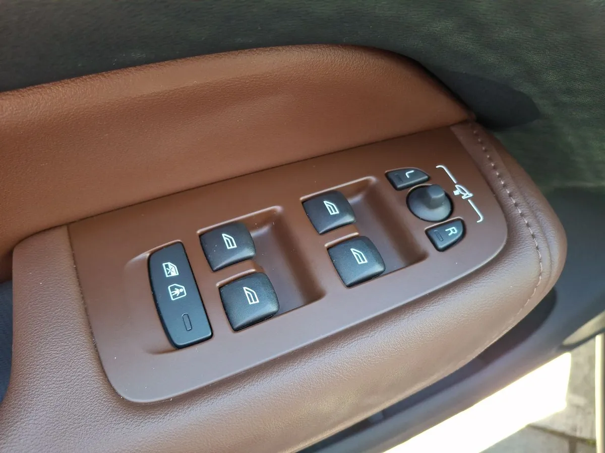 Volvo Xc60 2.0 T8 Recharge Plus Hybrid Awd At 5p año 2025