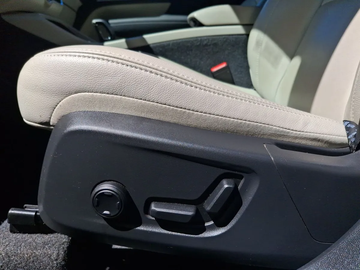 Volvo Xc40 2.0 B4 Plus Hibrido Fwd 4x2 At 5p año 2025