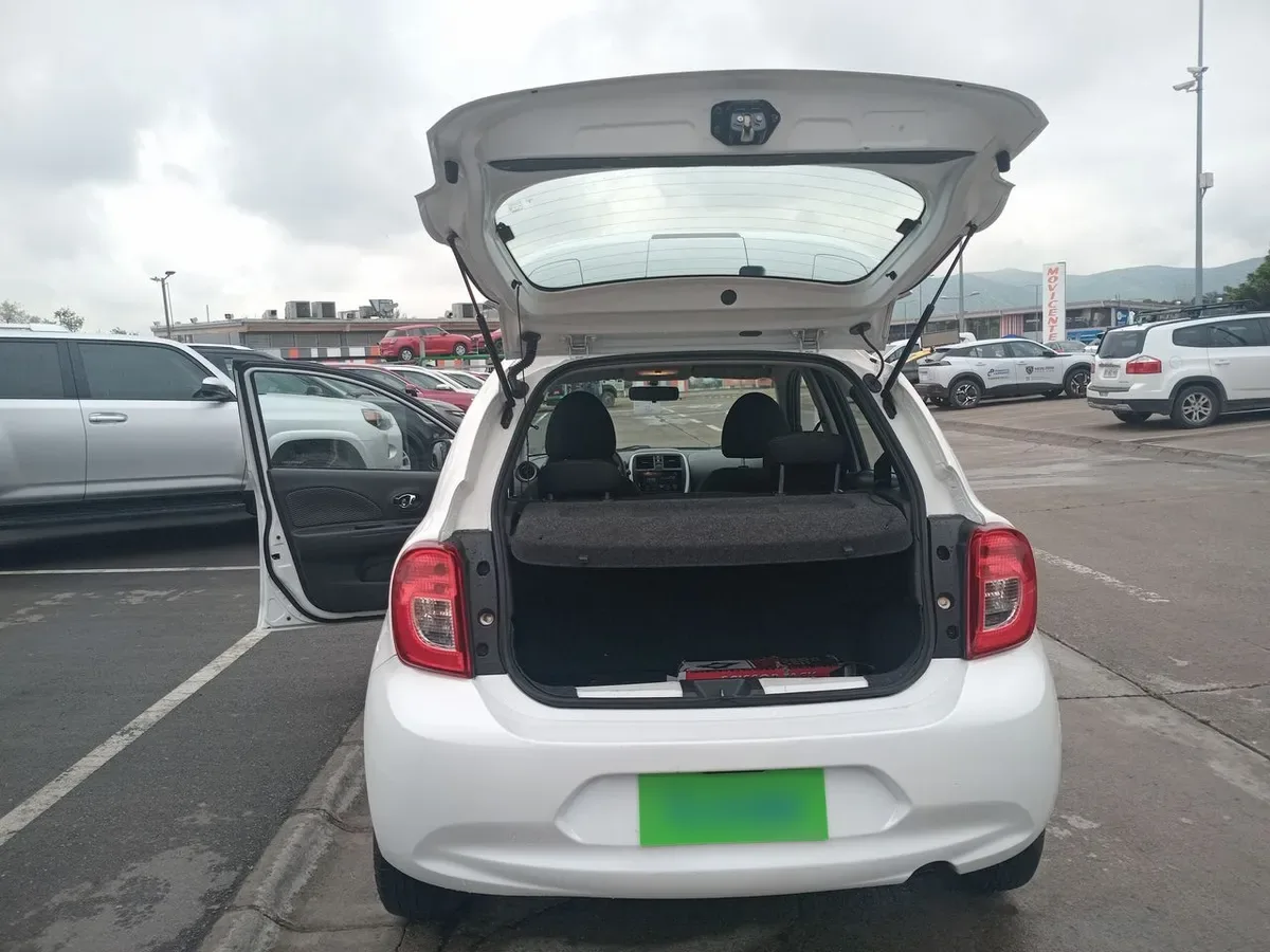 Nissan March 1.6 Sport Sense 4x2 Mt 5p año 2021