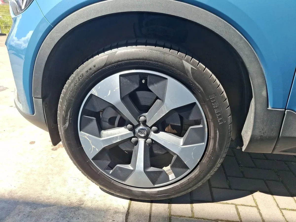 Volvo Xc40 2.0 B4 Plus Hibrido Fwd 4x2 At 5p año 2025