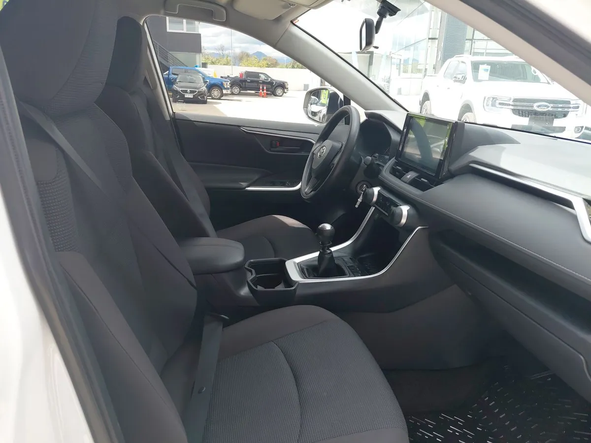 Toyota Rav 4 2.0 Le 4x2 Mt 5p año 2022