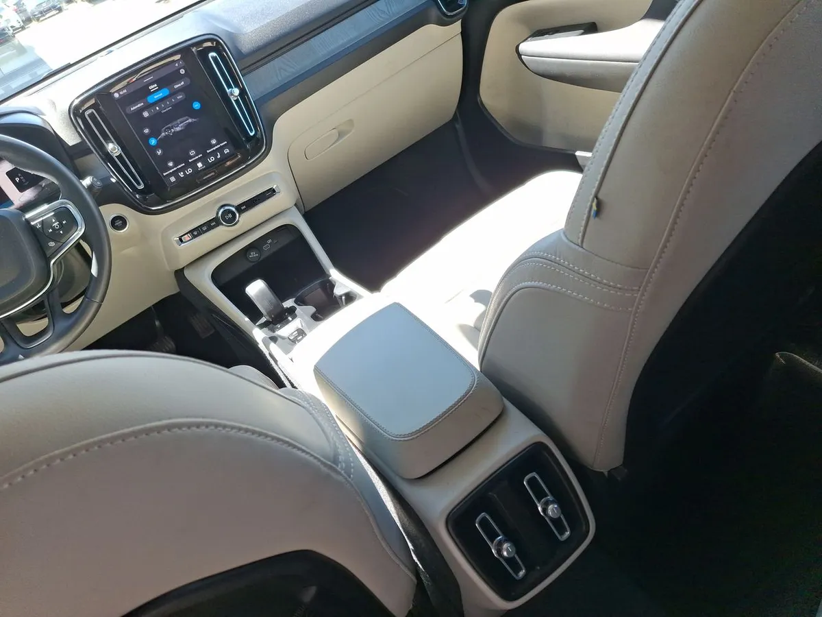 Volvo Xc40 2.0 B4 Plus Hibrido Fwd 4x2 At 5p año 2025