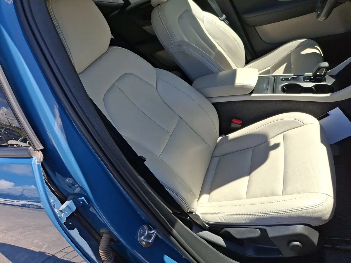 Volvo Xc40 2.0 B4 Plus Hibrido Fwd 4x2 At 5p año 2025