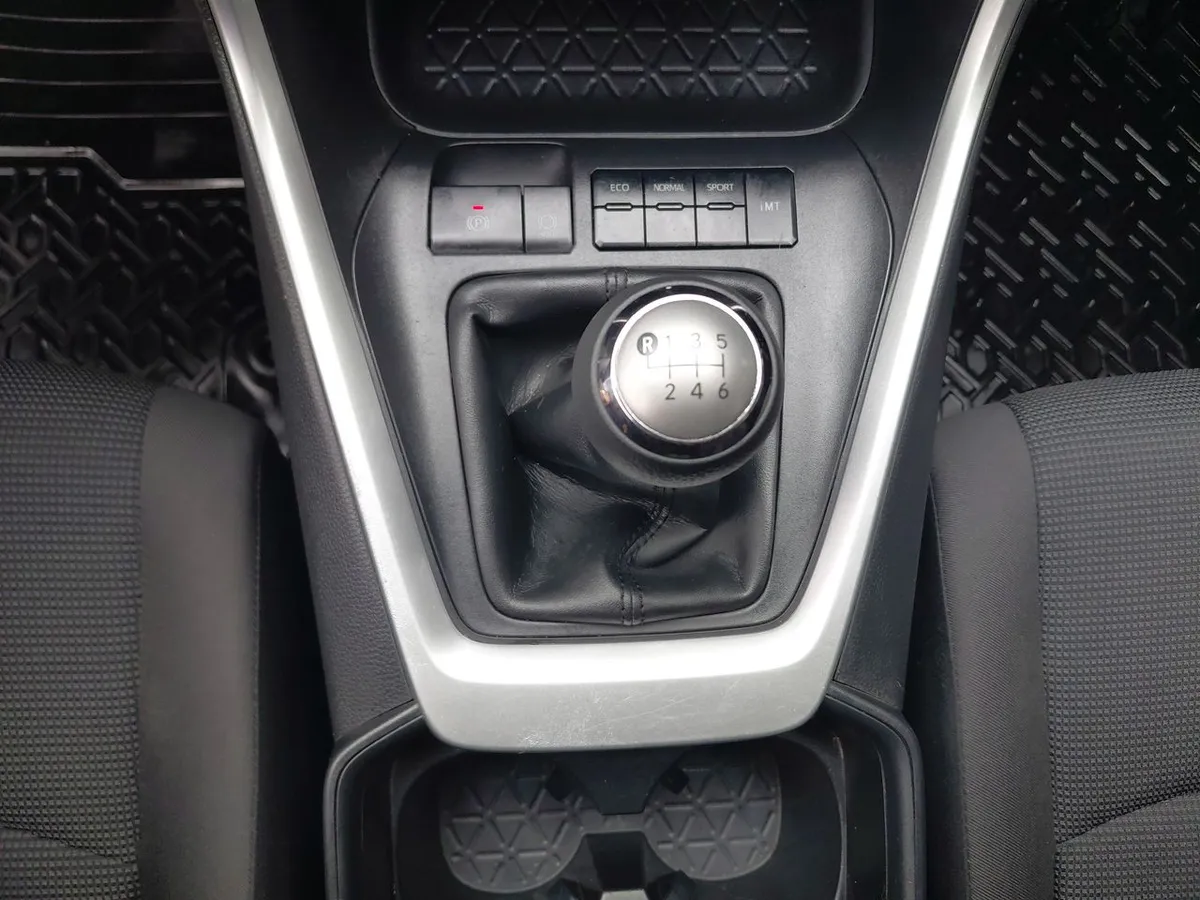 Toyota Rav 4 2.0 Le 4x2 Mt 5p año 2022