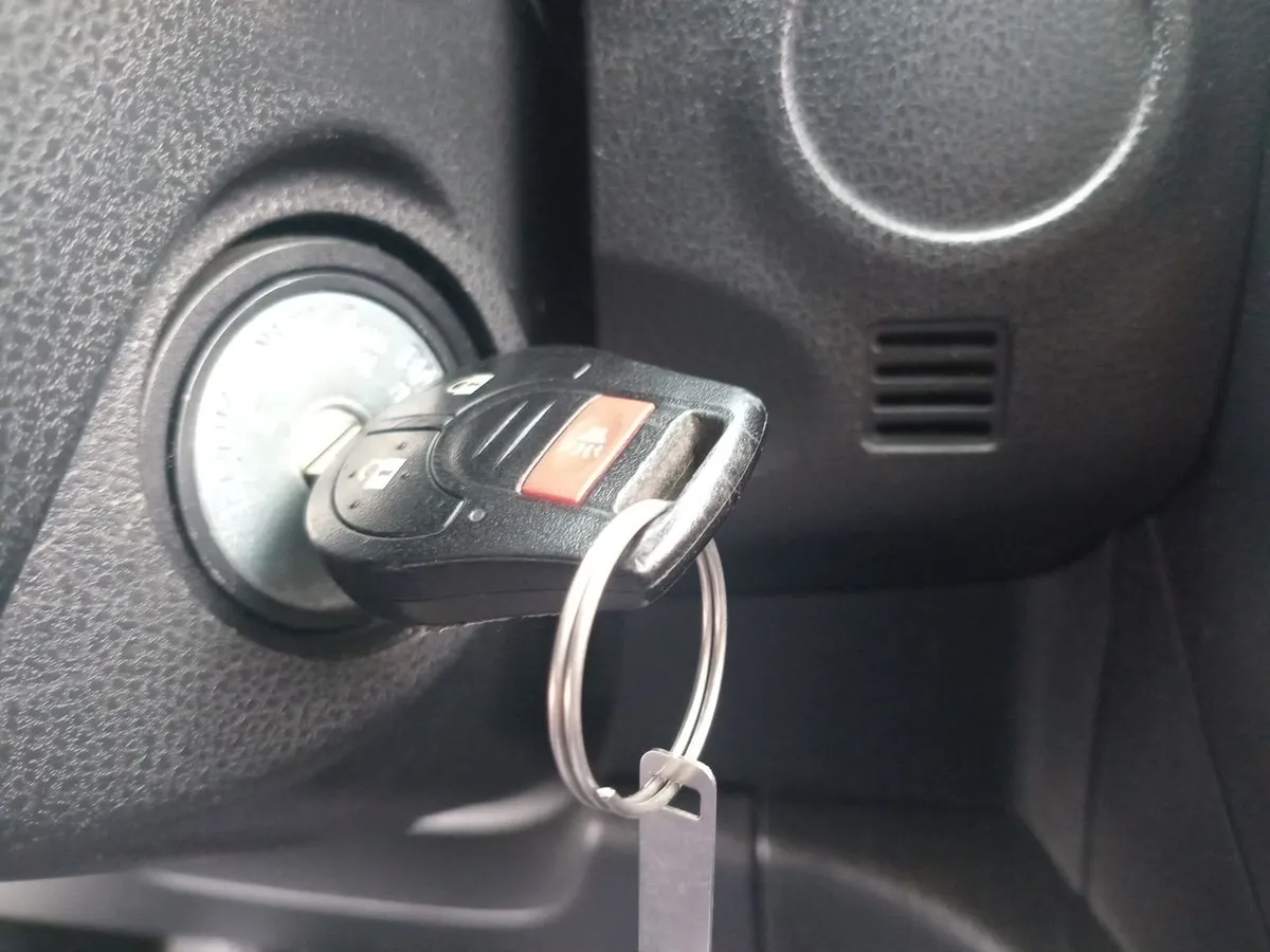 Nissan March 1.6 Sport Sense 4x2 Mt 5p año 2021