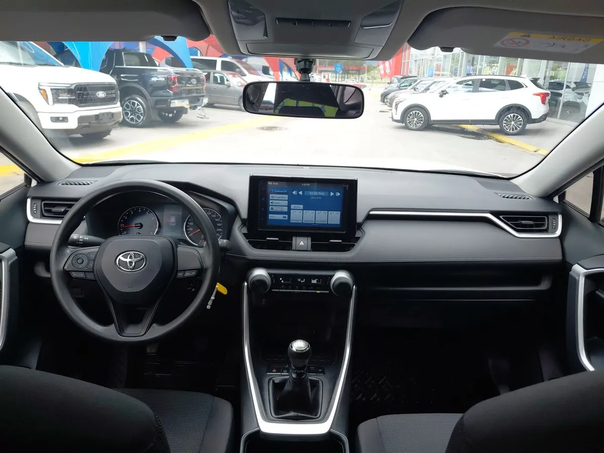 Toyota Rav 4 2.0 Le 4x2 Mt 5p año 2022