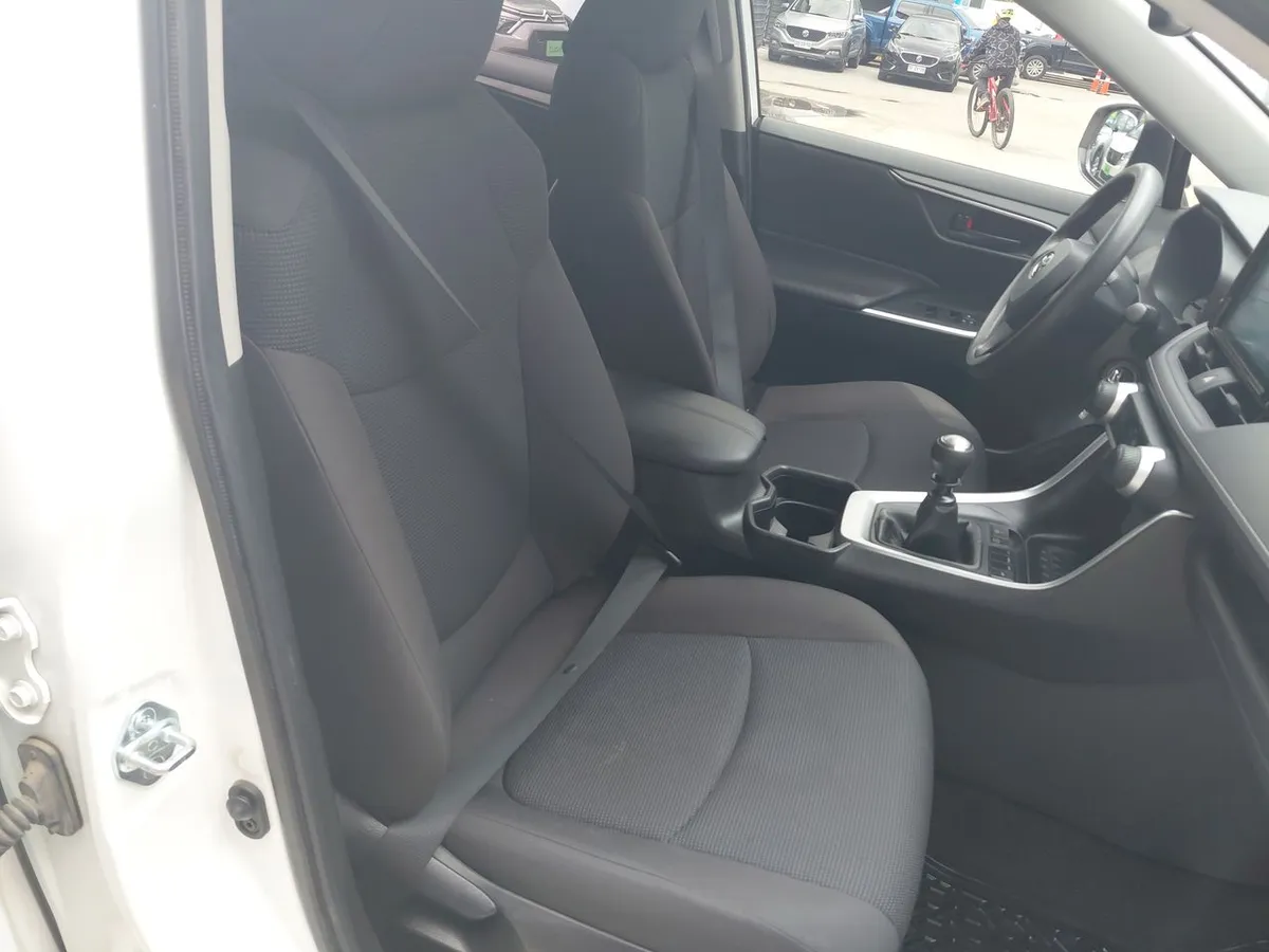 Toyota Rav 4 2.0 Le 4x2 Mt 5p año 2022